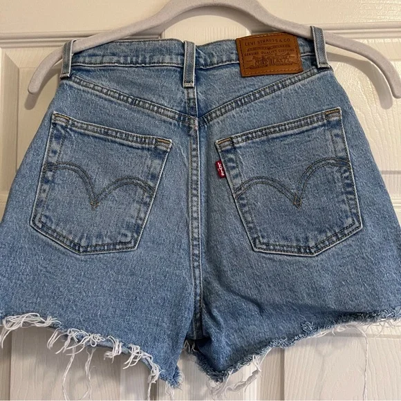 Levi’s Premium Ribcage Shorts - Picture 2 of 4